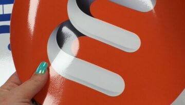 R