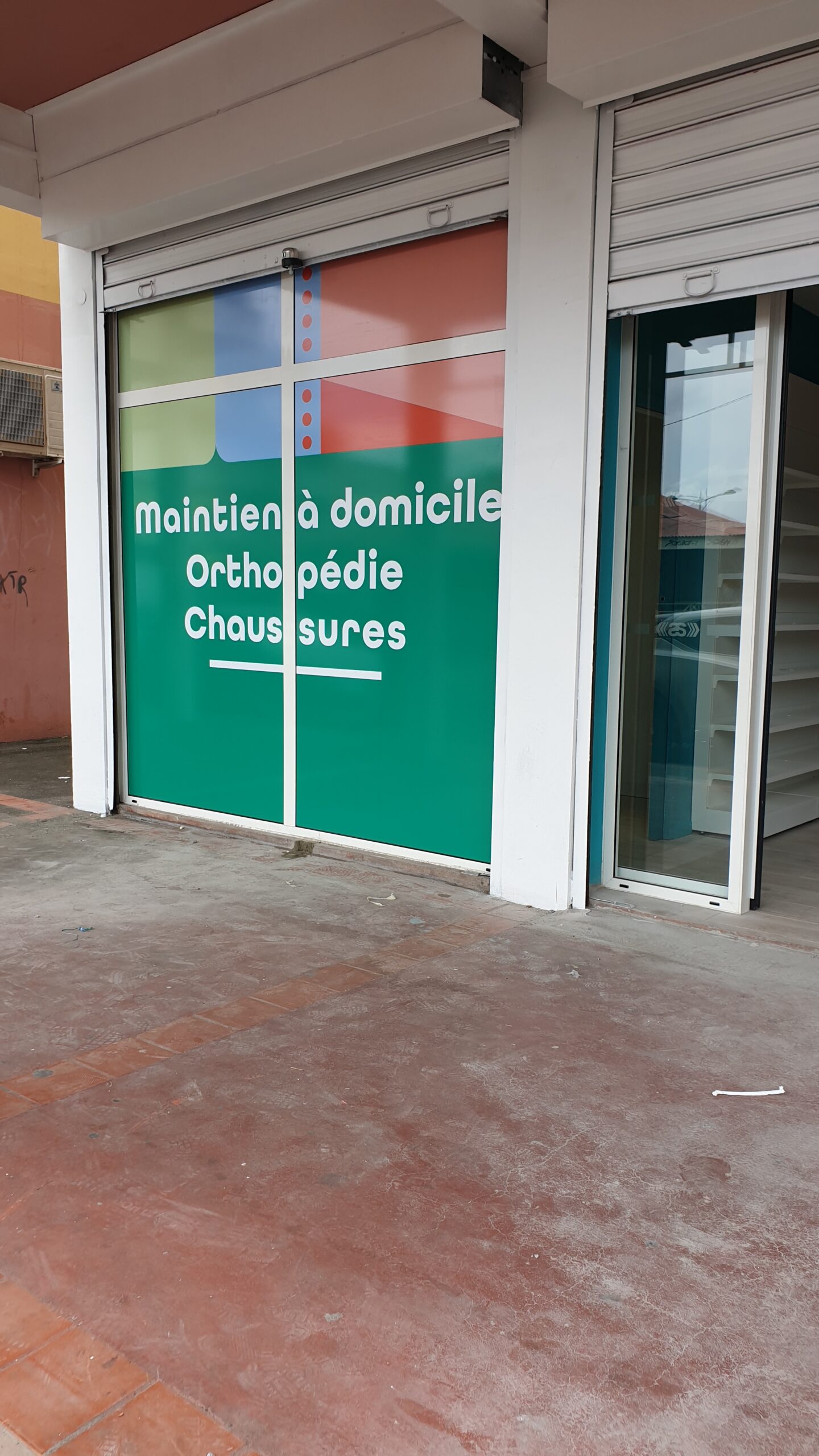 adhesif sur vitrine