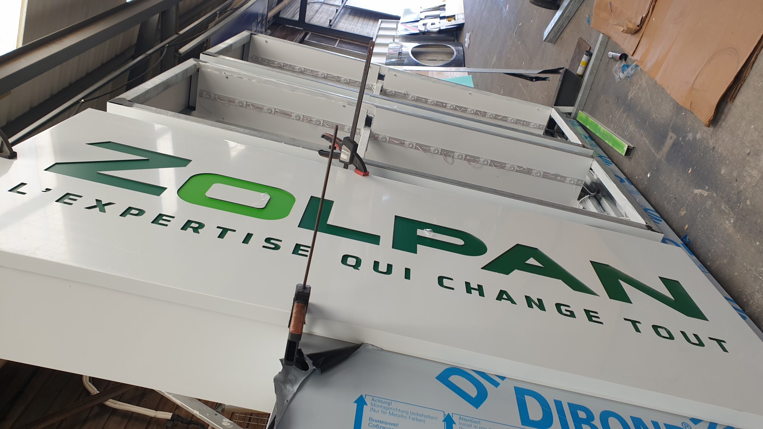 caisson lumineux logo en defonce